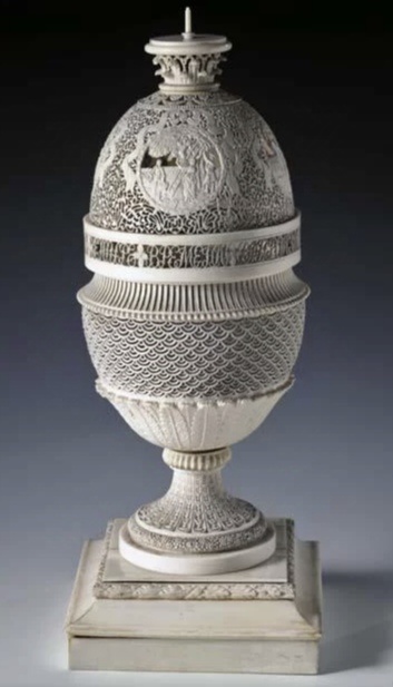 Верещагин, Николай Степанович (1770-1813). Ваза яйцевидная на круглой ножке и квадратном постаменте, ажурная, с узорами из чешуек, гирлянд, завитков, надписи "сiи четыре Времена да произрастятъ плоды", идущей поясом в центре корпуса. XVIII в., кость. Размер 31х12х12 см