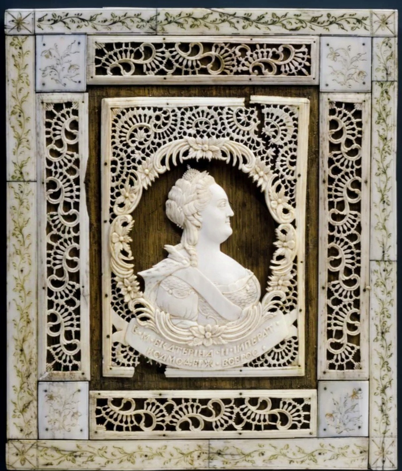 Портрет Екатерины II в профиль, XVIII в., кость, дерево, металл; резьба. Размер 17,6х1,1х21 см