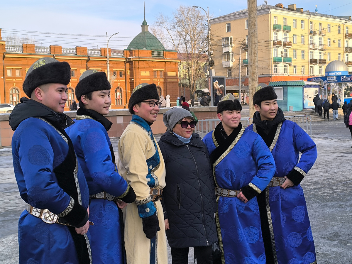 Нарядные буряты украсили площадь перед Дворцом спорта «Труд»! (© Анна, «Маяк энерджайзера»)