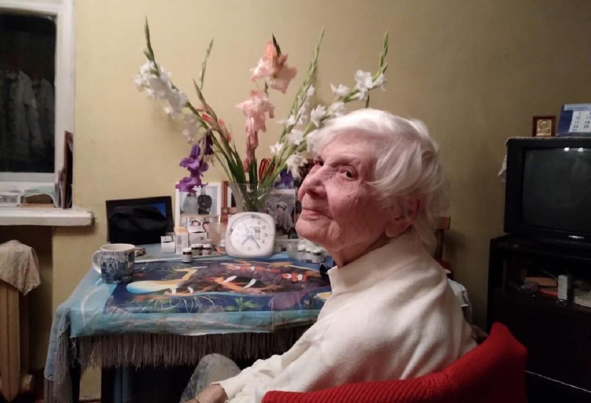    Евдокия Филатовна принимает поздравления с днем рождения и с началом весны