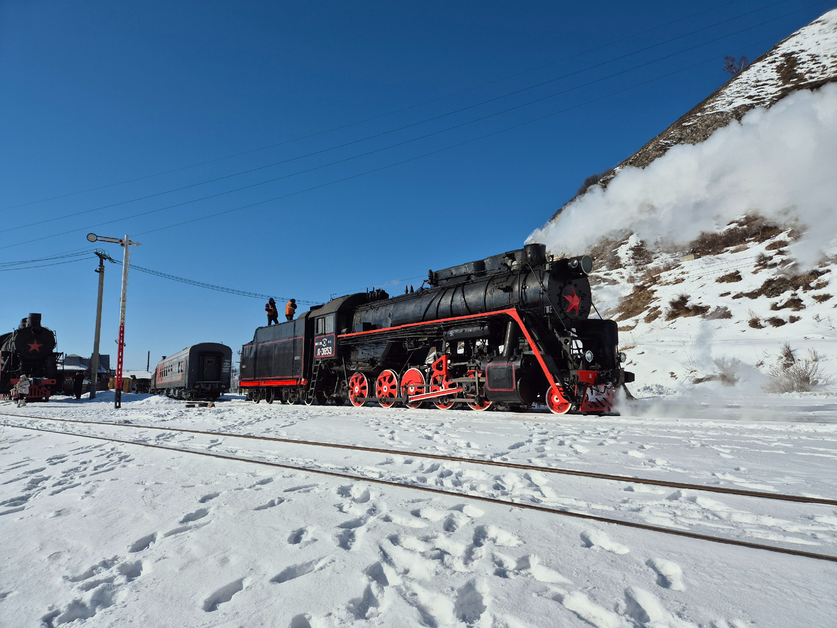 Слева выглядывает паровоз-памятник