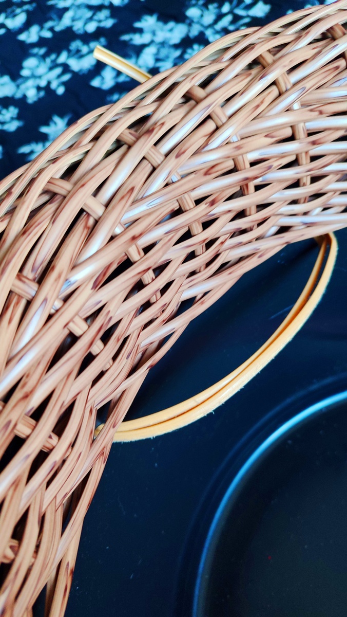 Край плетения - узкое место вазы, поэтому отверстия под ручку между отверстиями под стойки, ниже на 5-10 мм