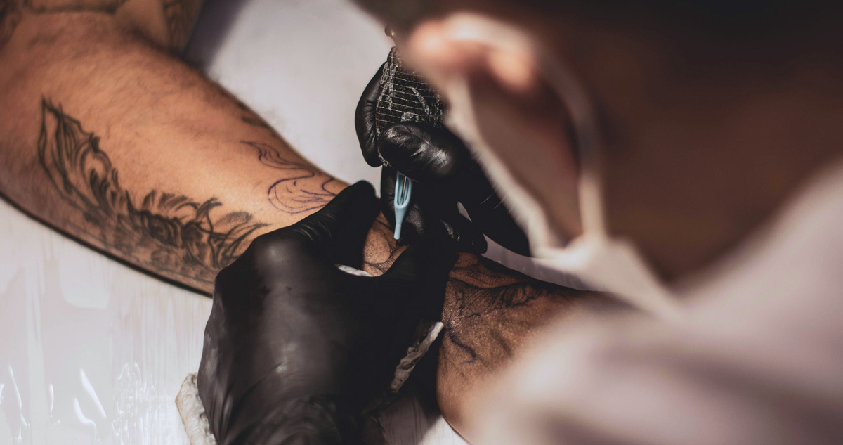 Тату-мастер за работой.