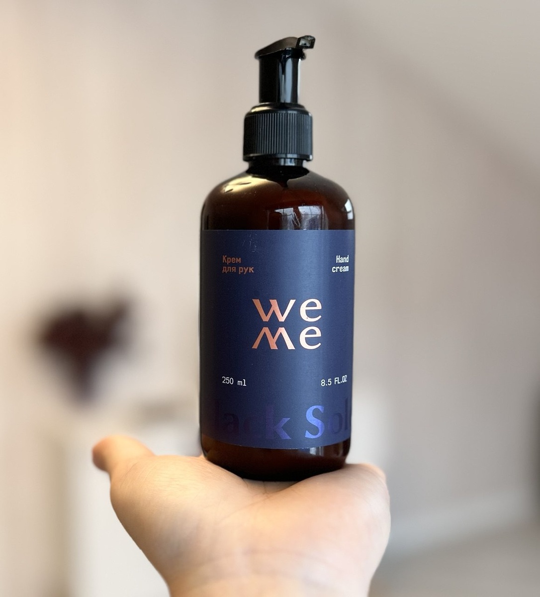 Активные компоненты крема — пантенол, масла миндаля, ши, оливы, витамин Е, экстракты растений