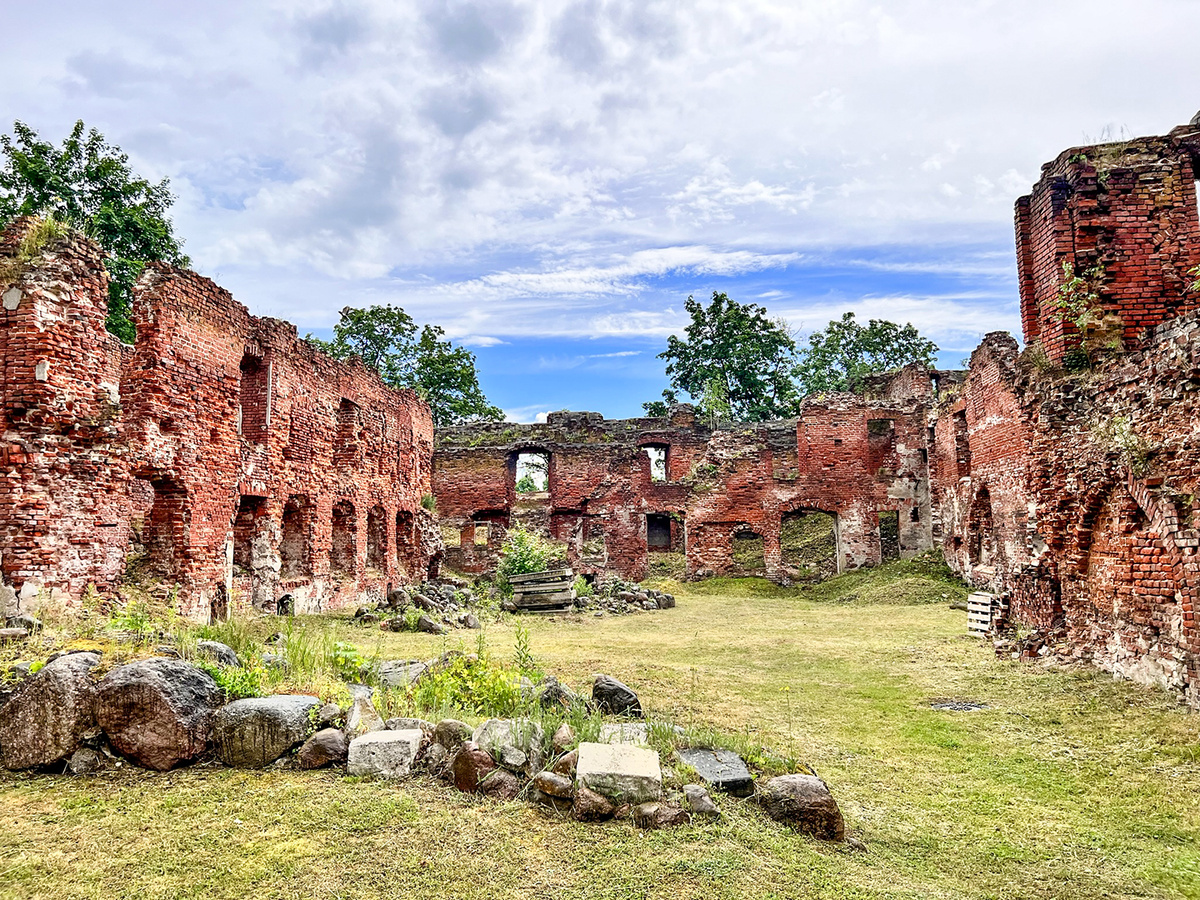 Руины замка Инстербург, рассказ о нем тут: https://dzen.ru/a/Z7lkwkTn6mvaGqfu