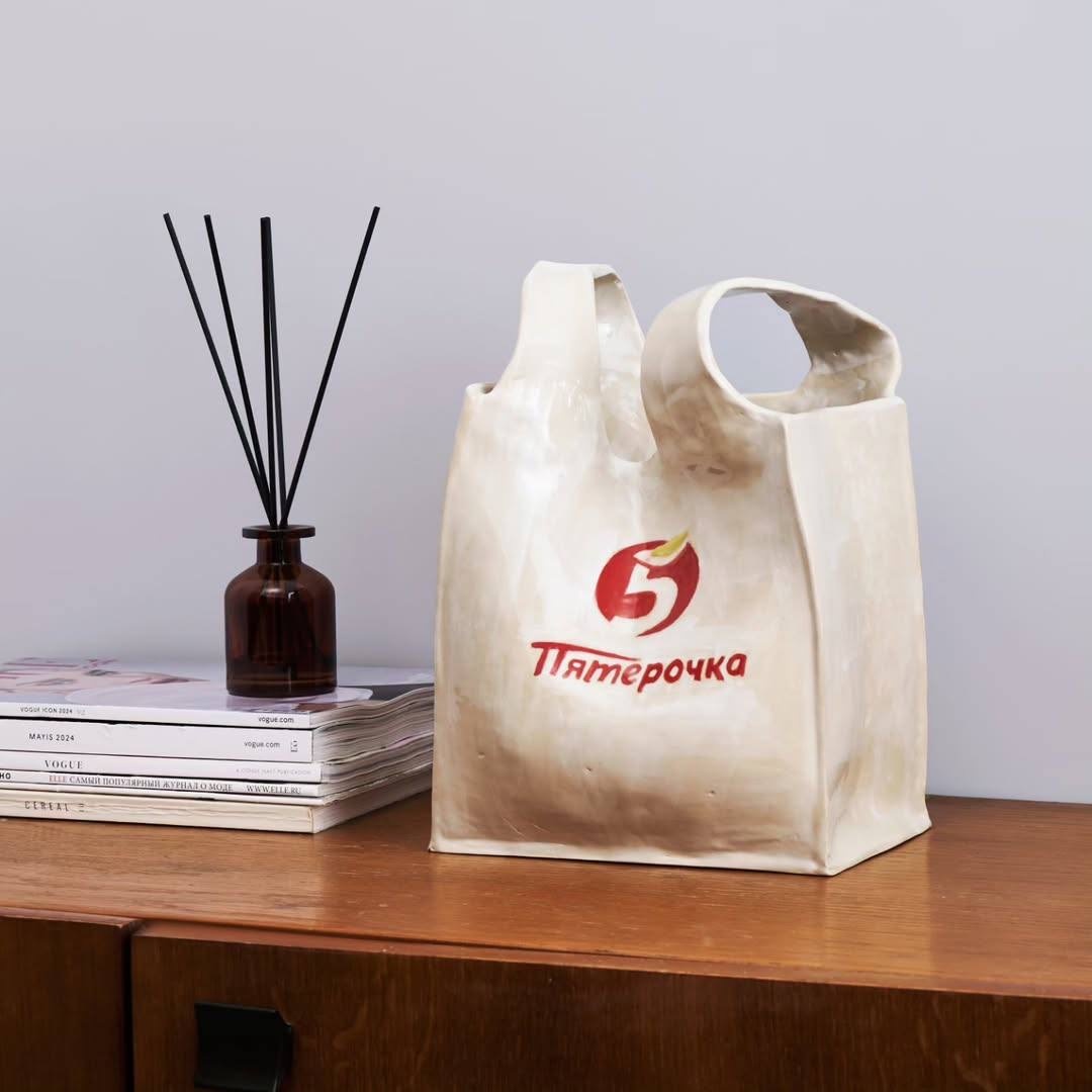 The End Studio представила керамические вазы в виде пакетов «Пятёрочки» и «Красное&Белое»  