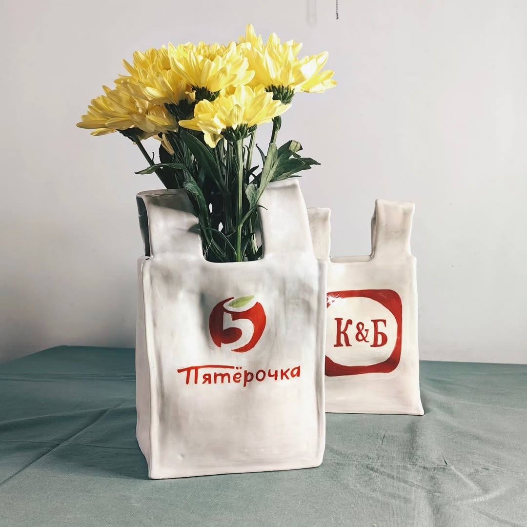 The End Studio представила керамические вазы в виде пакетов «Пятёрочки» и «Красное&Белое»  