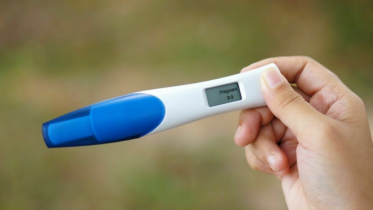 Беременность в 20 лет – это событие, которое выворачивает мир девушки наизнанку. В этот юный возраст, когда жизнь только начинает расцветать, внезапное появление новой жизни может вызвать бурю самых противоречивых чувств. Радость и страх, волнение и неуверенность, надежда и отчаяние – все это переплетается в душе будущей матери.
С одной стороны, беременность может стать источником небывалого счастья. Молодая девушка испытывает чудо творения новой жизни, ощущает связь с будущим ребенком, предвкушает радость материнства. Она видит в этом событии возможность реализовать свои мечты о семье и любви.
Однако, вместе с радостью приходит и страх. Страх перед неизвестностью, перед ответственностью за маленького человека, перед возможными трудностями. Девушка может сомневаться в своих силах, бояться перемен в жизни, беспокоиться о своем будущем и будущем ребенка.
Физические изменения, связанные с беременностью, также могут вызывать дискомфорт и эмоциональную нестабильность. Гормональные перепады, тошнота, усталость – все это может негативно сказываться на настроении и самооценке.