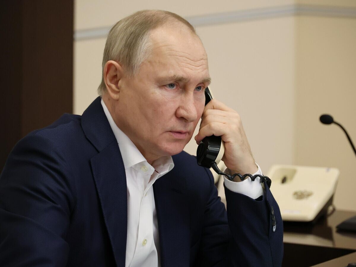    Президент России Владимир Путин говорит по телефону© РИА Новости / Михаил Климентьев