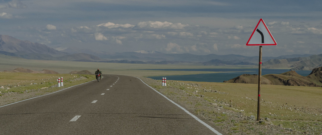 Привет, Монголия! Часть 2. Асфальт, городское движение и каменные загоны: куда мы приехали?