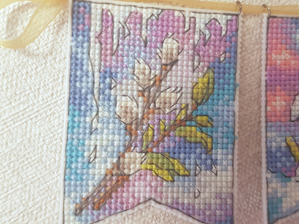 Флажок с вточками вербы и тающими сосульками по схеме Анны Петуновой и Елены Ларцовой