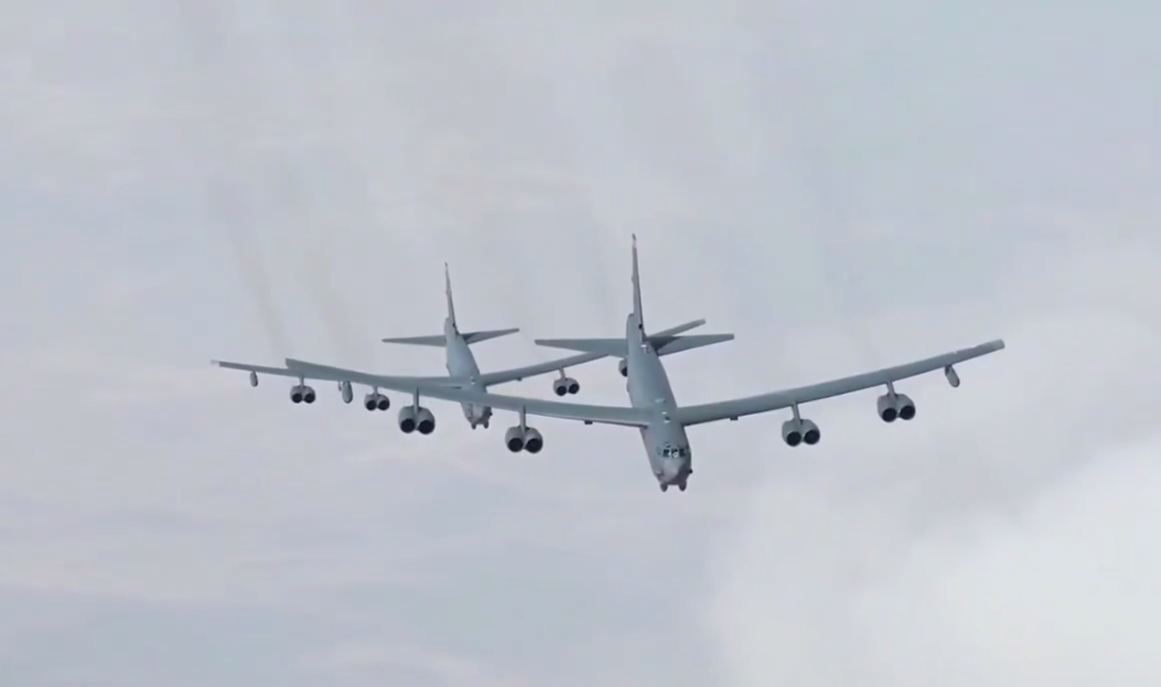 Пара Б-52 готовятся к бомбардировке на Ближнем Востоке. Наши дни. Кадры ВВС США. 