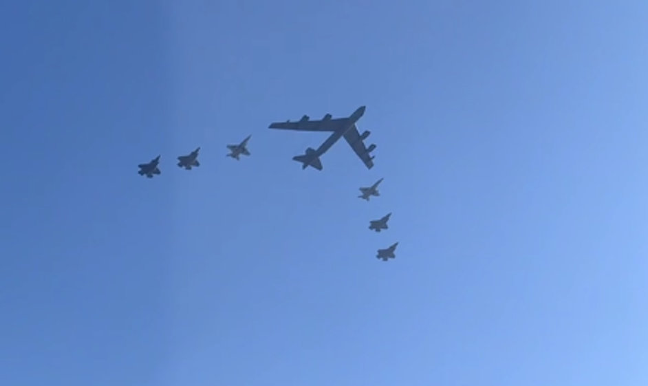Недавний "юбилейный" пролет Б-52 в сопровождении Ф-35 и Ф-18 над странами Балтии. Кадры ВВС США