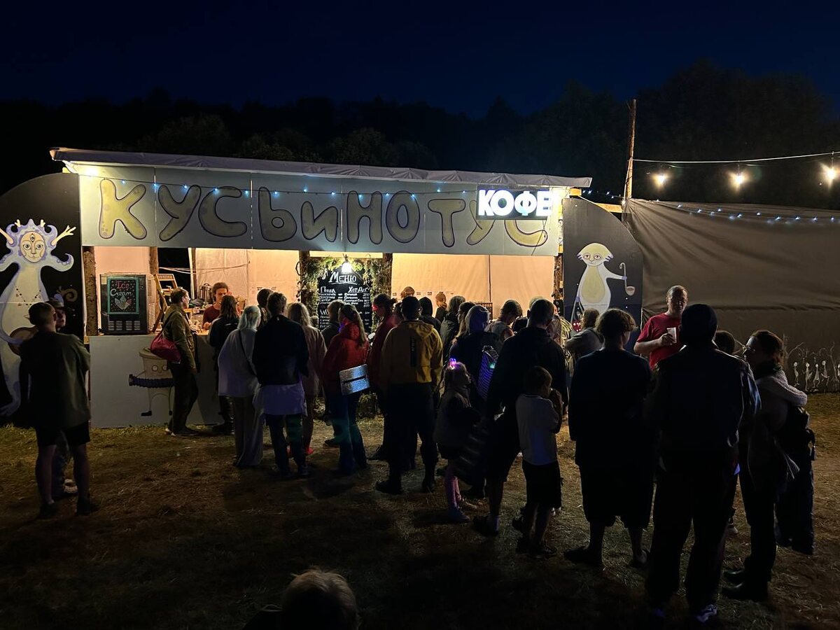 Проект «Кусь и Нотус» Фасад рисовали вручную, затем покрывали лаком. До сих пор жив. 