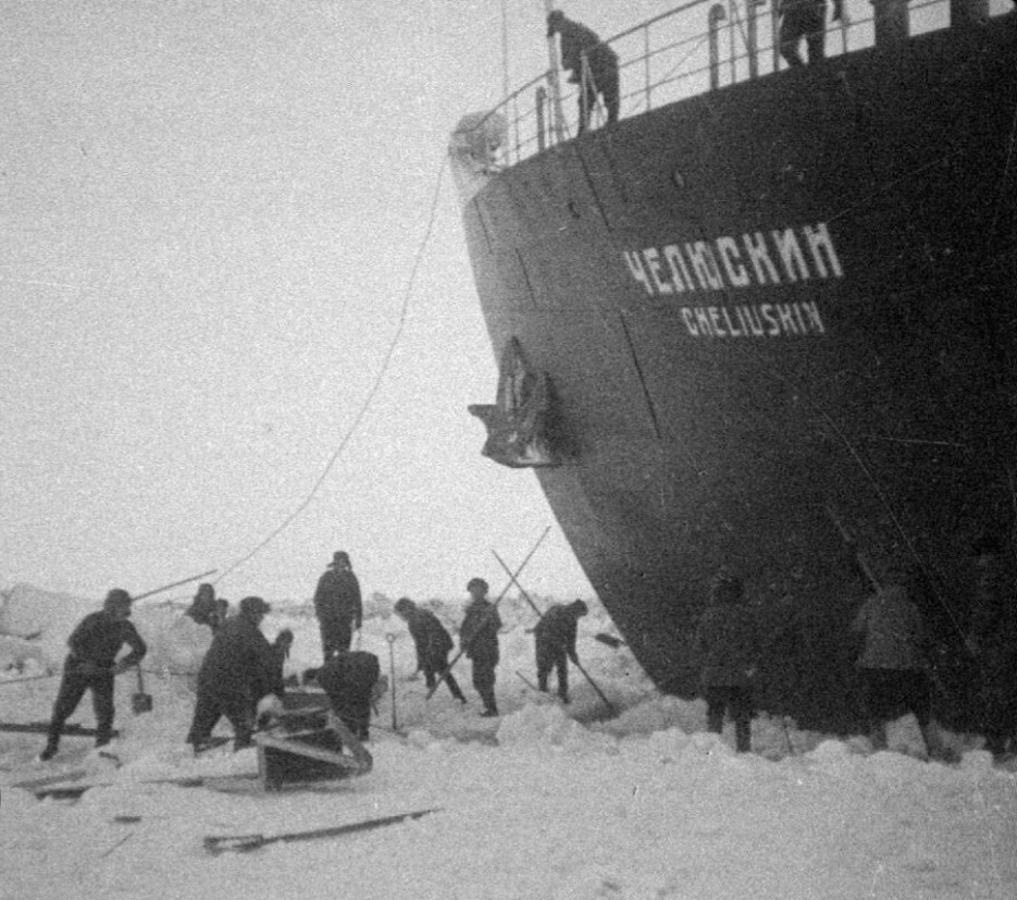 13 февраля 1934 года пароход "Челюскин" зажат льдами.