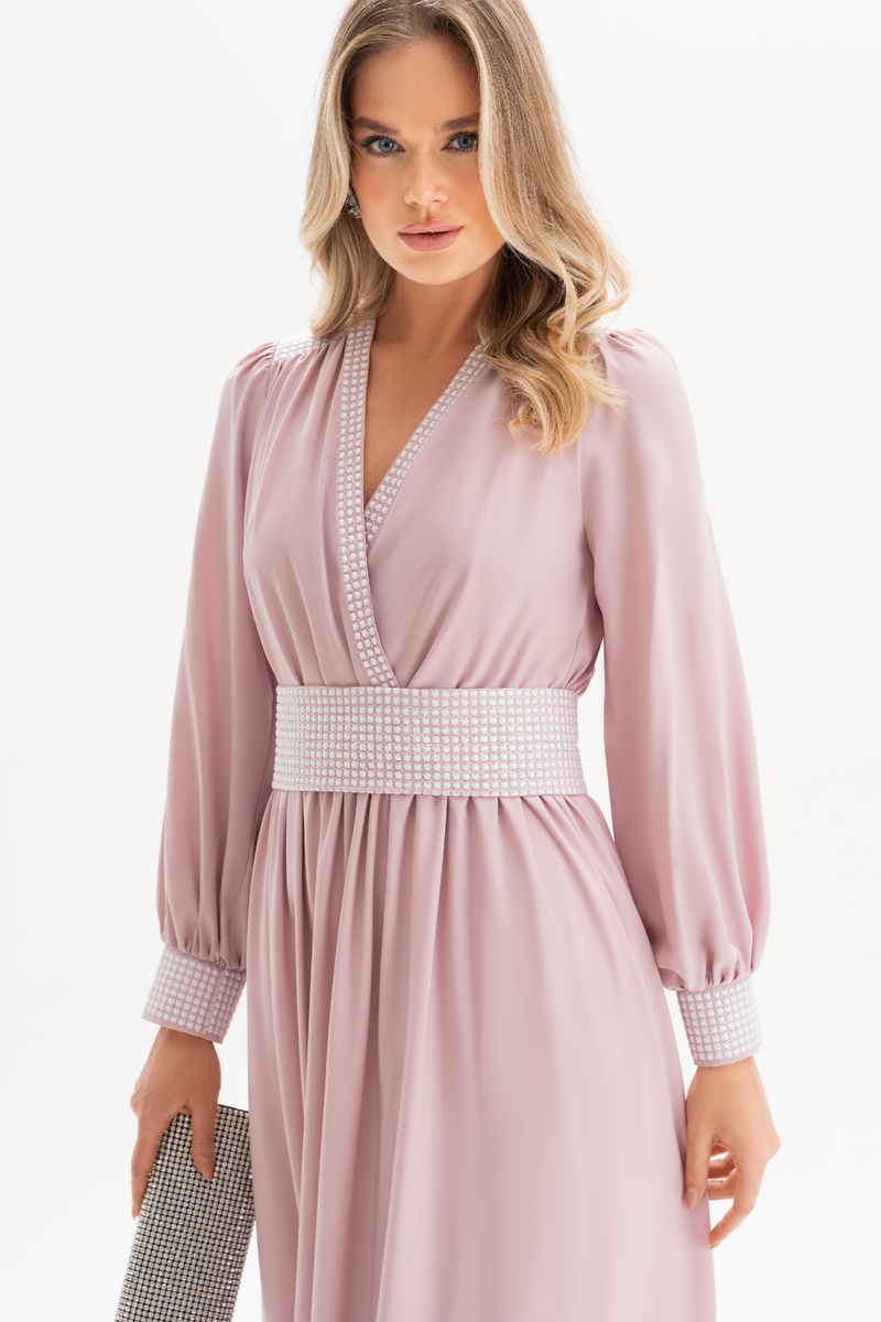 Это изысканное платье ,бренда URS в нежном пудровом оттенке — воплощение элегантности и утонченности. Легкая, струящаяся ткань придает образу невесомость, а воздушные рукава с манжетами, украшенными вышивкой, добавляют нотку романтичности. 