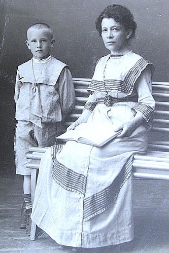 А.И. Елизарова Ульянова, родная сестра Ленина, с приемным сыном Гогой