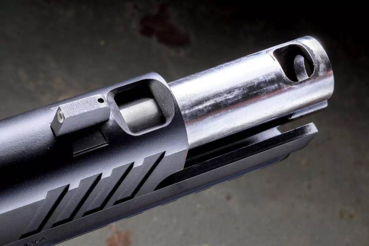 Отличительной чертой модели 1911 DS Prodigy Comp AOS является наличие крупного дульного тормоза-компенсатора. Помимо практической функции, заключающейся в снижении угла подъёма ствола, данный элемент придаёт оружию привлекательный внешний вид. 