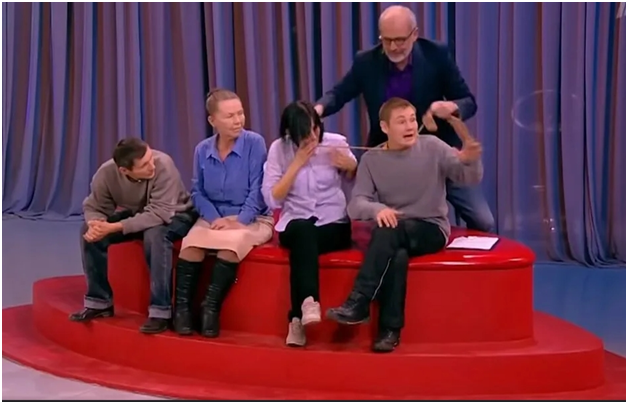 Гордон "душит" колготками героев передачи - алкоголиков