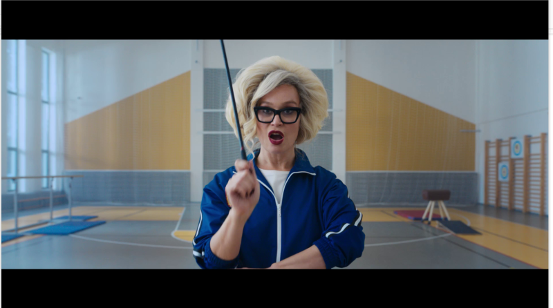    Недовольство пользователей вызвало использование канонических стихов Высоцкого, которым заменили музыку и исполнителя. Вместо волшебных мелодий и узнаваемого голоса великого барда звучит эстрадная попса с интонациями дворового шансона. Зачем надо было брать для такого "осовременивания" чудесную сказку, которую знают почти наизусть миллионы людей?