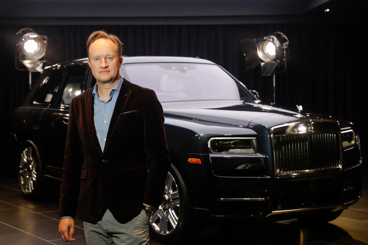 Джилз Тейлор на фоне своего детища — Rolls-Royce Cullinan. Фотограф: Люк МакГрегор/Bloomberg