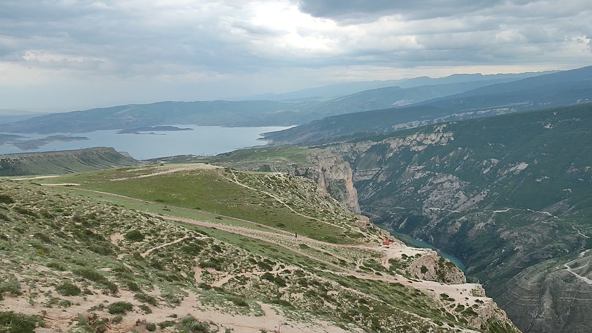 Вид со смотровой площадки на Сулакский каньон и Чиркейское водохранилище. Фото: Книга Приключений