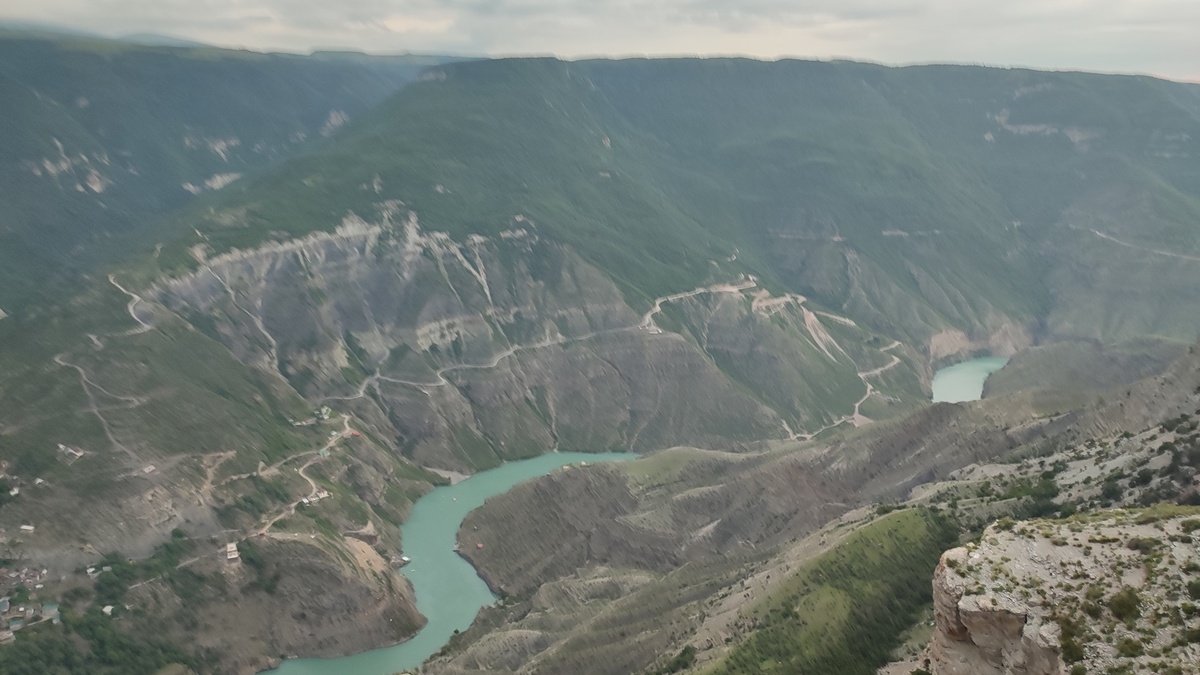 А вот и дорога с другой стороны реки. Чтобы попасть на противоположный берег  нужно будет вернуться на трассу, и заехать с другой стороны.Это часа 4, наверное уйдёт. Фото: Книга Приключений