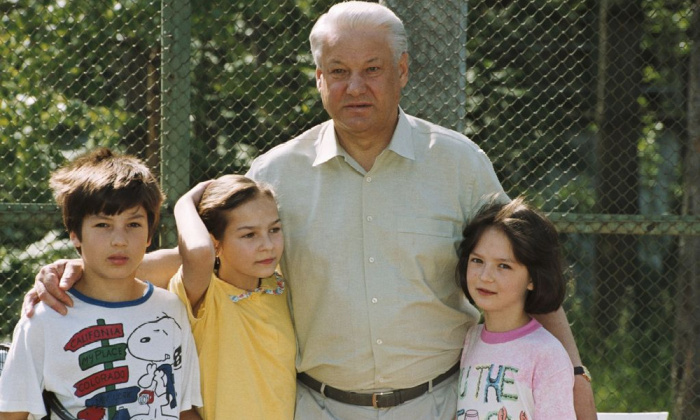 Борис Ельцин с внуками./Фото: parents.ru