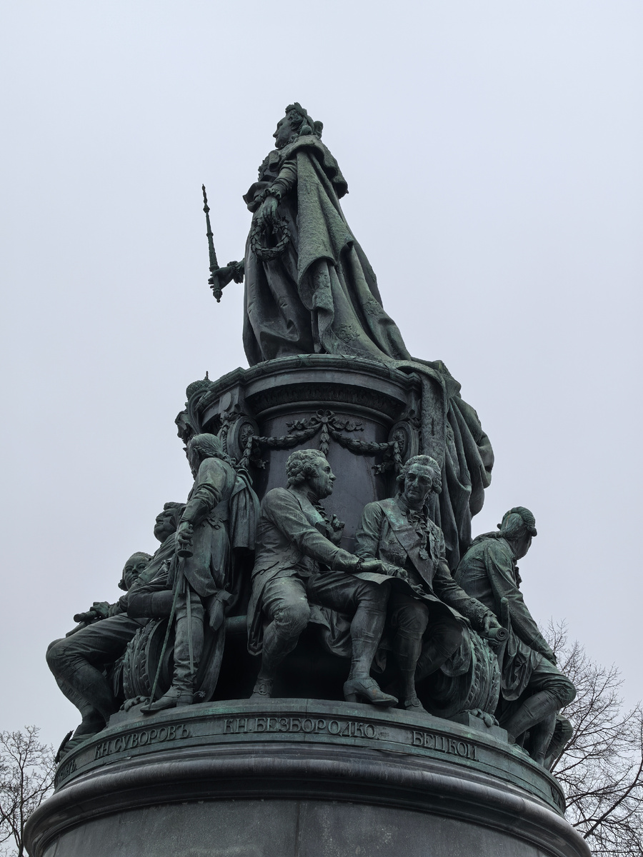 Императрица безупречна, к остальным имеются вопросы по осанке.