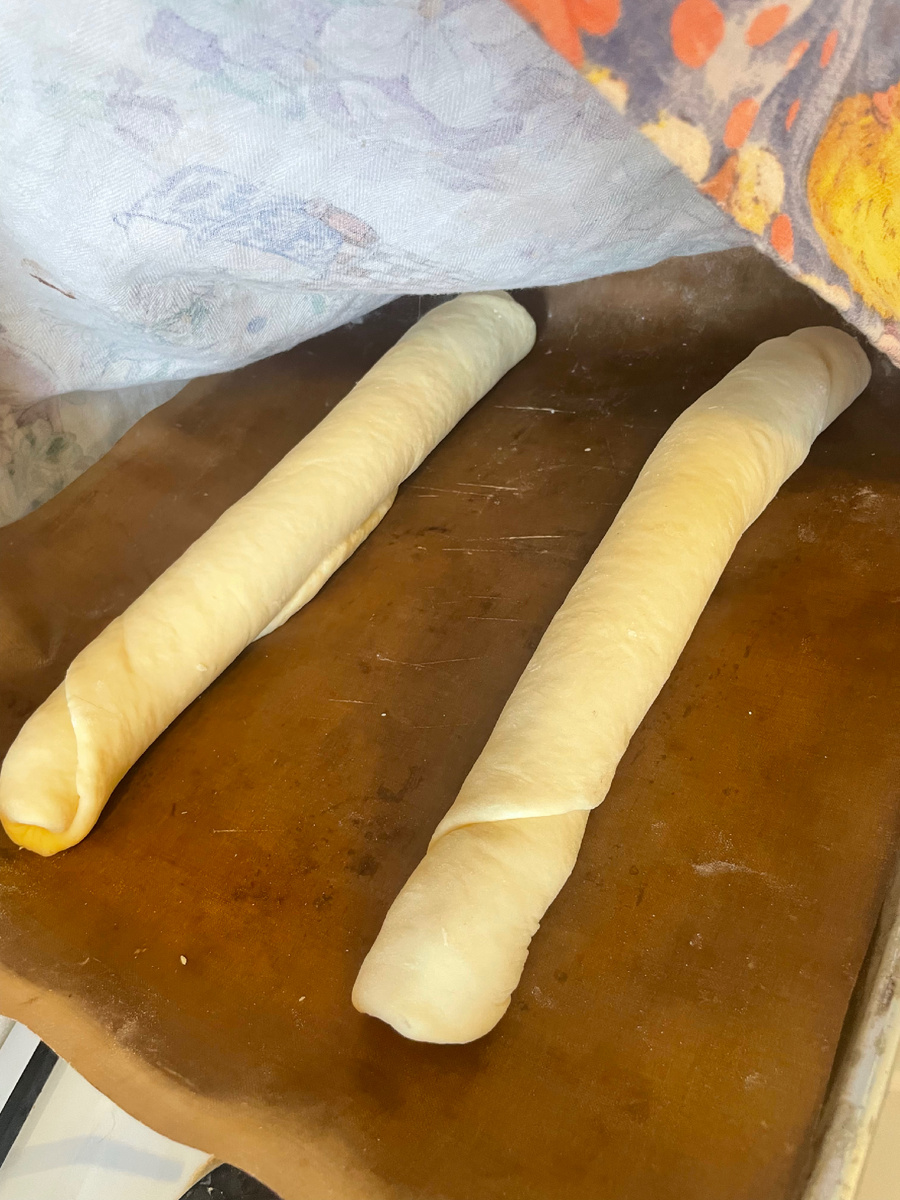 На расстойке.