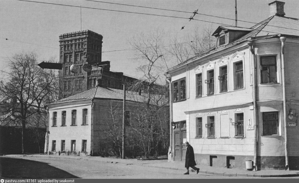 1-й Голутвинский переуло, 1970-1980 г. Дом № 4 содержал в себе палаты XVIII века. Источник: "В октябре 1992 года сводчатая палата, входившая в состав строения, снесена, на её месте выстроен новый двухэтажный корпус". Источник:"Хроника уничтожения старой Москвы: 1990-2006"