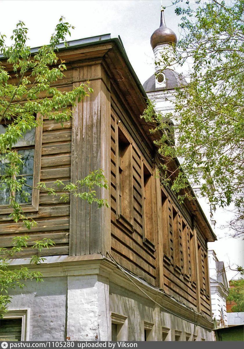 1-й Голутвинский переулок, у дома 16 - бывшего дома Третьяковых. 1997 – 1999 г. Из архива Vikson.