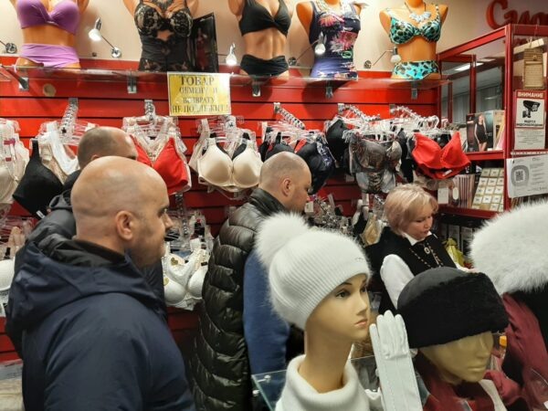 Шапки и нижнее белье, а также купальники следует маркировать прямо сейчас. Фото: объезд группы «Честного знака» магазинов Петербурга в декабре 2024 года