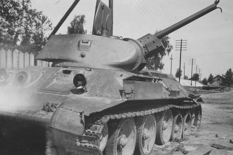 Танк Т-34 выпуска мая - июня 1941 года в городе Лунинец (waralbum.ru)