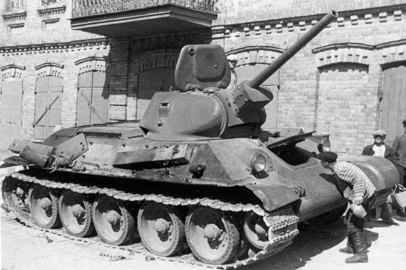 Танк Т-34 выпуска мая - июня 1941 года в городе Пинск (waralbum.ru)
