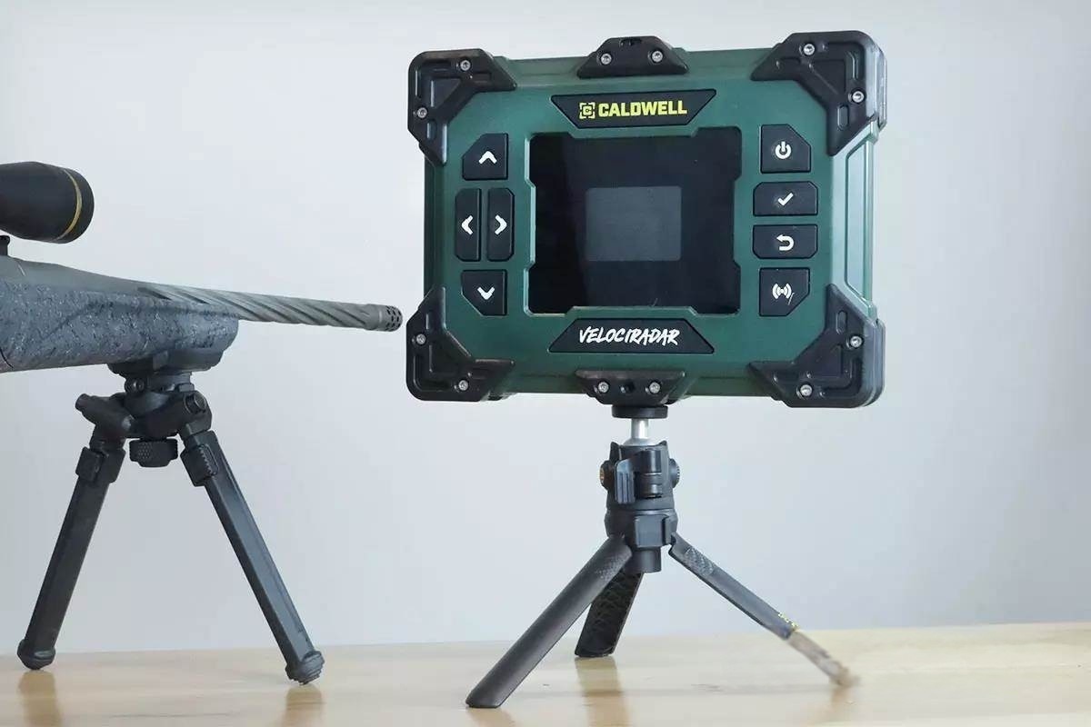 VelociRadar поставляется со штативом, который вкручивается в основание прибора.