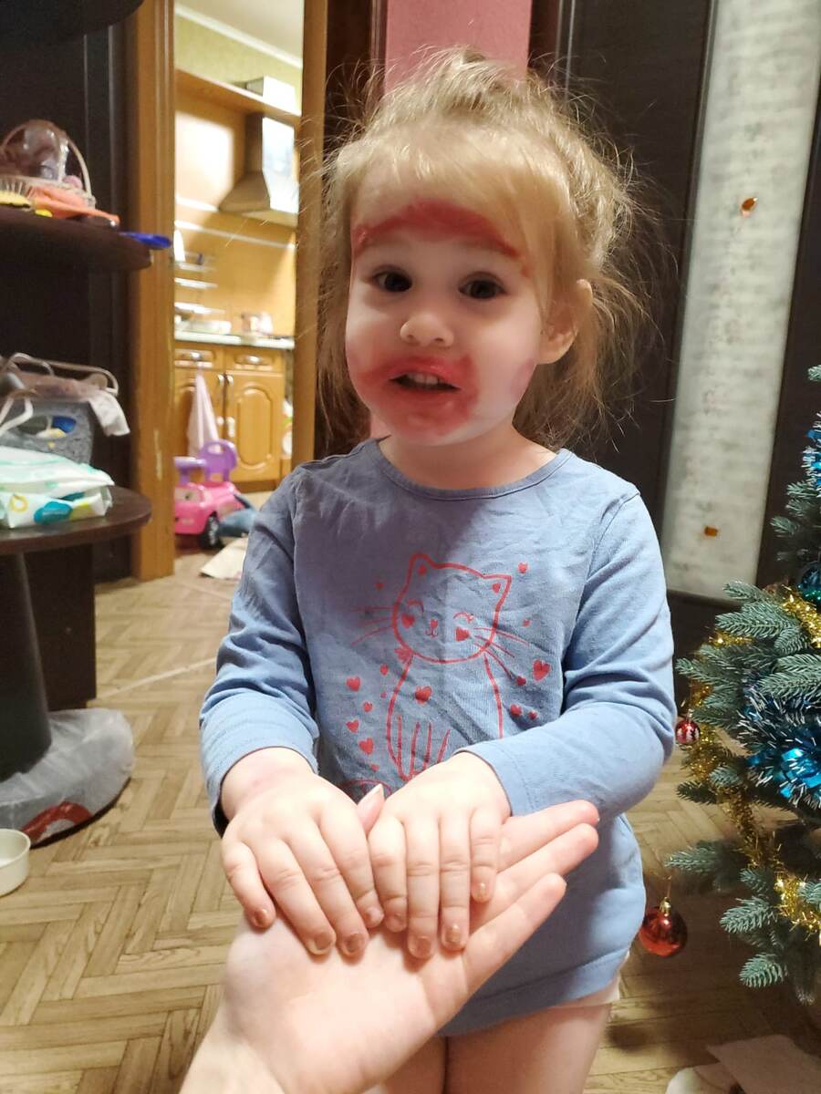 Еще очень важно перед выходным обезопасить квартиру и спрятать косметику повыше.