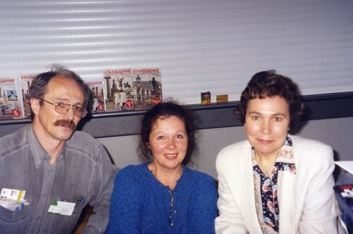 Мои первые издатели Морозовы - Александр и Ирина, изд-во "СМИО-Пресс", встреча на  книжном салоне в СПб, нулевые годы (авторский сайт:  www-galivr-ivlim-ru/index-html)