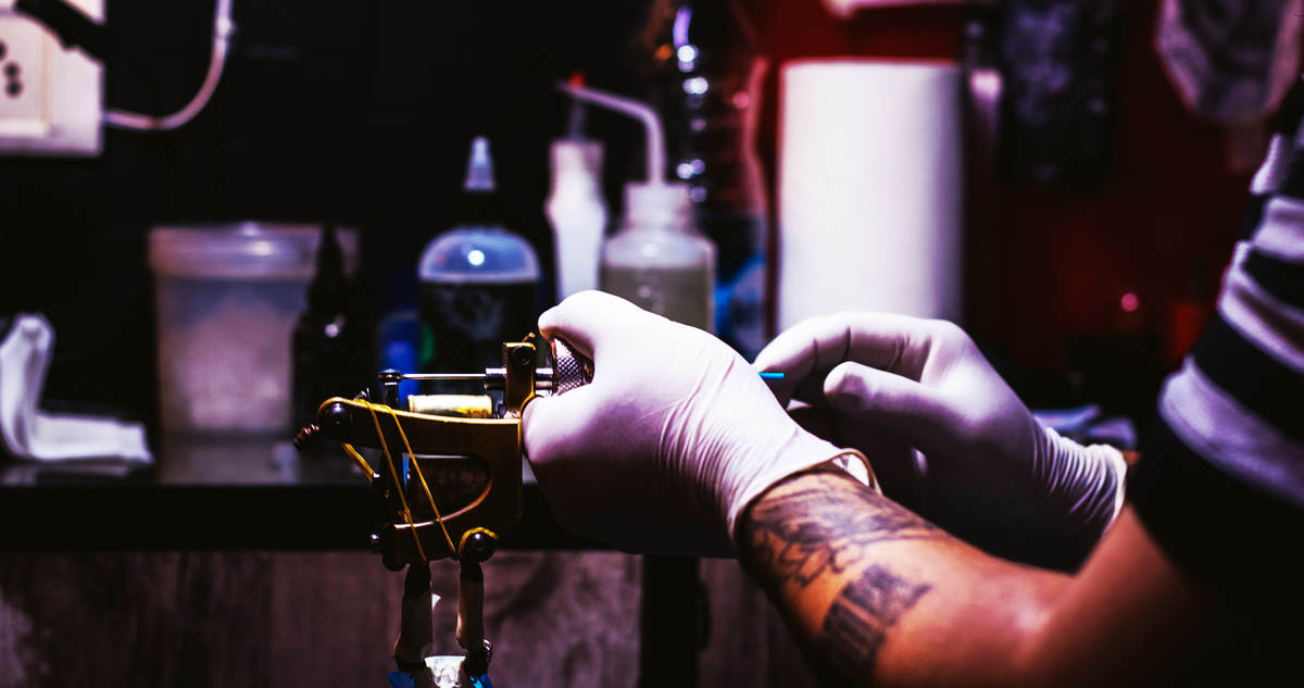 Тату-мастер.