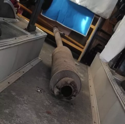 Глушитель в салоне школьного автобуса. Фото: страница Вячеслава Гладкова
