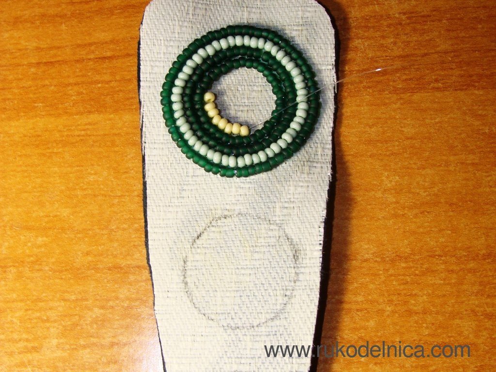 
3. Вышиваем по кругу на самой крупной заготовке. Первый ряд делаем зеленым бисером, второй – ментоловым.