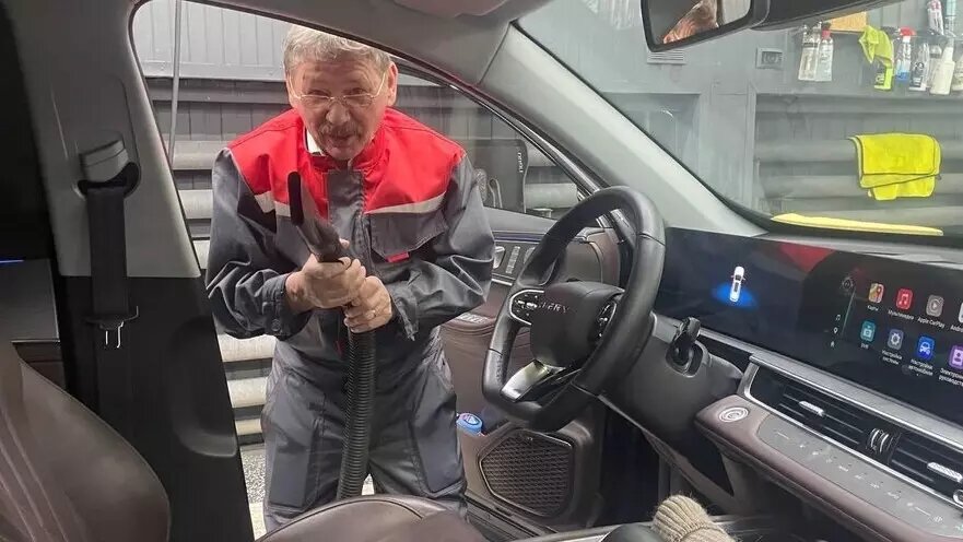 Депутат Барсов готовится мыть машину. Источник: ТК 360