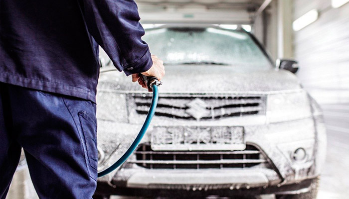 Работа на мойке — это физически тяжелый труд на вредном производстве. Фото: daroo.by