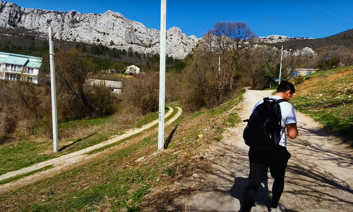 Тропа к Храму Солнца через коттеджный поселок