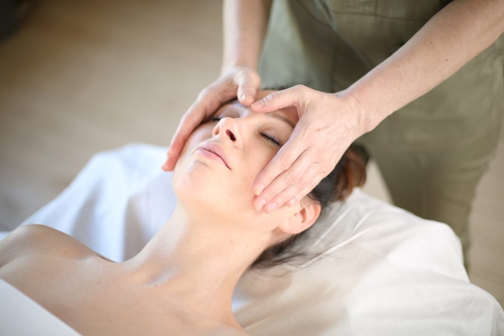 Кранио-Сакральная терапия улучшает обмен веществ в организме и способствует удалению токсинов за счет улучшения циркуляции спинномозговой жидкости внутри твердой мозговой оболочки. Общее самочувствие улучшается, как только мембранные рестрикции освобождаются. Путем нормализации среды вокруг головного и спинного мозга и стимуляции организма к самокоррекции, Кранио-Сакральная терапия может способствовать устранению широкого спектра дисфункций, от хронических болей и спортивных травм до последствий инсультов и других неврологических нарушений.