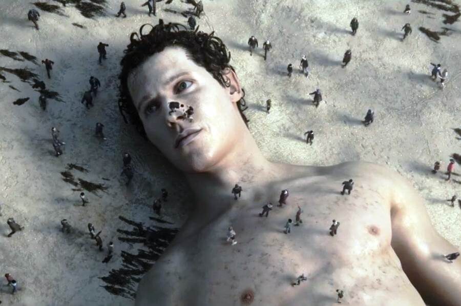 В одном из эпизодов на берег выносит тело огромного человека, которое тут же становится главной местной достопримечательностью