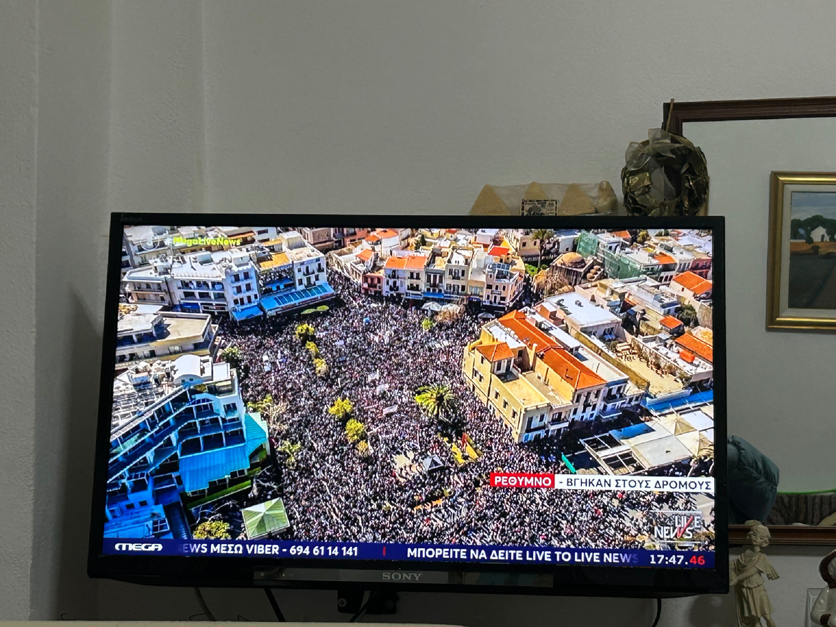 По телевизору показывали площади, до отказа заполненные людьми (фото автора)