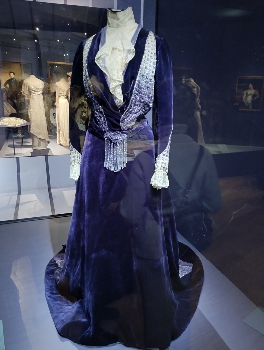 Бархатное платье принадлежащее императрице Марии Федоровне, пошитое в модном доме "Charles Worth" (ФОТО АВТОРА)