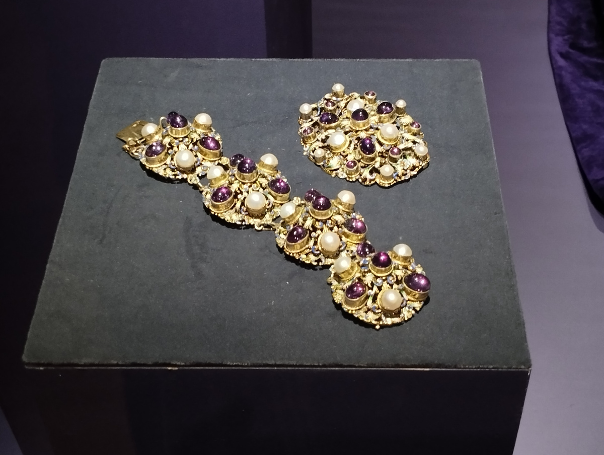  Браслет с брошью (золото, жемчуг, аметисты, стекло, эмаль), производства Венгрия (ФОТО АВТОРА)