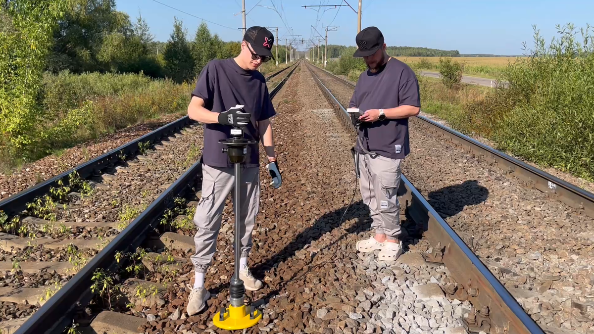 Иван Мочалов и Илья Куклин с прототипом динамического плотномера «Импульс-1Д» на экспериментальном участке железнодорожного полотна под Рязанью